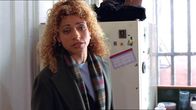 Law & Order: Special Victims Unit – Detective Monique Jefferies (Michelle Hurd) durchsucht die Wohnung eines potenziellen Vergewaltigers.