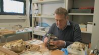 Schätze des Römischen Reichs – Professor Pier Paolo Petrone untersucht im CEINGE-Labor in Neapel Beweise, die an der antiken Stätte von Herculaneum gefunden wurden. (Kredit: National Geographic)