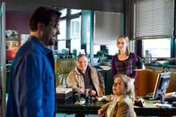 Tatort – Das haben Axel Thiel (Axel Prahl) und Nadeshda Krusenstern (Friederike Kempter) auch noch nicht gesehen: Prof. Boerne (Jan Josef Liefers, l) durfte die JVA verlassen und zeigt sich von seiner dankbaren Seite. Ohne seine Assistentin Silke Haller (ChrisTine Urspruch, r) wäre er noch hinter Gittern.