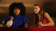 Home Sweet Rome – Lucy (Kensington Tallman, r.) und ihre Klassenkameradin Charlotte (Gloria Colston, l.) haben sich für eine Filmpremiere schick gemacht.