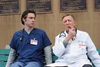 Scrubs - Die Anfänger – Gönnen sich ein kleines Päuschen: Dr. Bob Kelso (Ken Jenkins, r.) und J.D. (Zach Braff, l.) ...