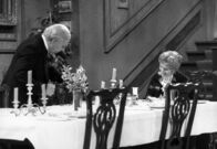 Dinner for One oder Der 90. Geburtstag – Freddie Frinton als Diener James und May Warden als alleinspeisende alte Dame Miss Sophie.