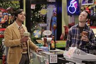 The Big Bang Theory – Was ist mit Stuart (Kevin Sussman, r.) und Raj (Kunal Nayyar, l.) nur los?