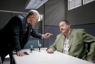 Die Rosenheim-Cops – Hat der impulsive Amerikaner Derek Portman (Peter Gilbert Cotton, li.) etwas mit dem Mord zu tun? Er reagiert gegenüber Kommissar Korbinian Hofer (Joseph Hannesschläger) sehr aufgebracht.