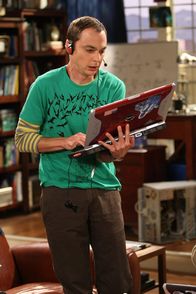 The Big Bang Theory – Nachdem Leonrad Penny bei Knutschen mit einem anderen entdeckt hat, ist er am Boden zerstört. Sheldon (Jim Parsons) rät ihm, Penny erst einmal zu einem Date auszuführen, ehe er die Flinte ins Korn wirft ...