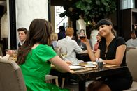 New Girl – Ist es wirklich eine gute Idee von Jess (Zooey Deschanel, l.), ihre erschöpfte und leicht angetrunkene Freundin Cece (Hannah Simone, r.) bei einem Jobproblem um Rat zu fragen?