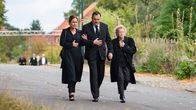 Das Begräbnis – Die Geschwister Sabine (Claudia Michelsen) und Mario Meurer (Charly Hübner) mit ihrer Mutter Hildegard(Christine Schorn)
