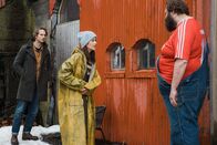 Gletschergrab – Steve (Jack Fox, l.) und die verletzte Kristín (Vivian Ólafsdóttir, M.) suchen Hilfe bei Farmer Einar (Ólafur Darri Ólafsson, r.).