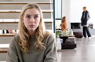 Tatort – Als Maria (Anna Herrmann, l.) mitbekommt, auf welche Weise Julia (Valerie Niehaus, Mitte) Johanna Stern (Lisa Bitter, r.) ihren ermordeten Freund beschreibt, vertieft das die Kluft zwischen ihr und ihrer Mutter.