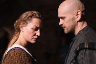 Ein Tag in... – Der kleinste Fehler kann im 17. Jahrhundert schnell zu einer Anklage wegen Hexerei führen. Im Verhör muss Anna (Julia Thurnau) dem Turmmeister (Lauris Dzelzitis) Rede und Antwort stehen.