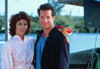 Cocoon II - Die Rückkehr – Der Bootsverleiher Jack (Steve Guttenberg, re.) ist überglücklich, als er nach fünf Jahren seine außerirdische Liebe Kitty (Tahnee Welch, li.) wieder in den Armen halten kann ...