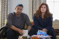 Detective Laura Diamond – Während Billy (Laz Alonso, l.) und Meredith an ihrer Beziehung schustern, geht Laura (Debra Messing, r.) in ihren Ermittlungen einer "Männerrechtsgruppe" nach, die des Mordes verdächtigt werden ...