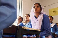 mitenand – mitenand Pakistan – Mädchen dürfen nach Covid zurück in die Schule Mädchen in der Schule Copyright: SRF