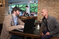 jerks. – Wie werden Fred (Noah Amos Aron Matheis, r.) und die Selbsthilfegruppe reagieren, wenn sie erfahren, dass Christian (Christian Ulmen, l.) gelogen hat?
