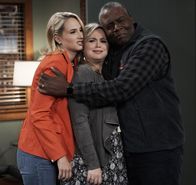 Last Man Standing – (v.l.n.r.) Mandy Baxter (Molly McCook); Kristin Baxter (Amanda Fuller); Chuck Larabee (Jonathan Adams)
