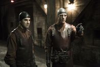 Hostel II – Zu spät wird den drei Studentinnen klar, dass ihre Herberge nur einem einzigen Zweck dient: Sie soll Frischfleisch heranschaffen, damit sich Sadisten (v.l.n.r.: Roger Bart, Richard Burgi) für 50.000 Dollar alle Wünsche erfüllen können ...
