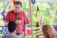 Death in Paradise – DI Jack Mooney (Ardal O'Hanlon) ist zu Gast bei einer Wohltätigkeitsveranstaltung.