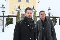 Der Bergdoktor – Nachdem Martin Gruber (Hans Sigl, r.) den wahren Grund für Natalies Symptome aufklären konnte, kann Hannes Brandt (Simon Böer, l.) nur noch aus der Ferne am Leben seiner Tochter teilhaben.