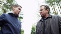 Last Hitman – Teenager Adam (Jack O’Connell) soll Profikiller Roy (Tim Roth,r.) in der Stadt herumkutschieren.