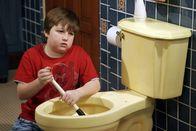 Two and a Half Men – Während Alan mit Charlie zum Arzt fährt, bekommt Jake (Angus T. Jones) von Berta Nachhilfeunterricht im Toilettenputzen ...