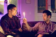All You Need – Vince (Benito Bause, li.) und Levo (Arash Marandi, re.) rauchen zusammen.