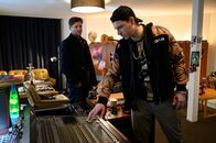SOKO Stuttgart – Hat der Stuttgarter Rapper Marc Jessner (Bastian Hagen, r.) – aka Botnang Style – nach einem Streit den Museumsdirektor Dr. Kilian Stöger erschlagen? Seine gewaltverherrlichenden und frauenfeindlichen Rap-Texte lassen Jo Stoll (Peter Ketnath, l.) jedenfalls aufhorchen.