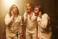 Sketch History – Das Geheimnis rund um die hohe Stimmlage der Bee Gees (Alexander Schubert, Holger Stockhaus und Carsten Strauch) wird endlich gelüftet.