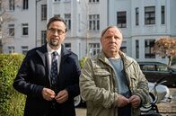 Tatort – Ob sie es wollen oder nicht: Ihre Wege kreuzen sich immer wieder im Job und auch zuhause. Denn der Rechtsmediziner Prof. Karl-Friedrichs Boerne (Jan Josef Liefers, l.) und Kommissar Frank Thiel (Axel Prahl, r.) wohnen Tür an Tür.