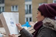 Killing Eve – Ohne auf die Hilfe anderer bauen zu können, geht Eve (Sandra Oh) jeder Spur nach. Egal, wie unbedeutend sie scheinen mag.