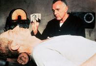 1984 – Der abtrünnige Winston Smith (John Hurt, li.) wird von dem Parteifunktionär O`Brien (Richard Burton) verraten und einer brutalen Gehirnwäsche unterzogen.