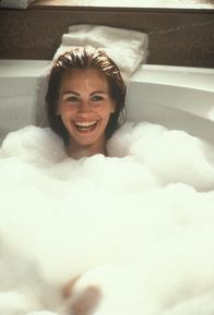 Pretty Woman – Vivian (Julia Roberts) ist überglücklich: Dank eines spendablen Kunden residiert sie eine lange Woche in einem Luxushotel, darf sich schicke Klamotten kaufen, lernt die Schönen und Reichen kennen und findet liebenswerte neue Freunde. Doch dann verliebt sie sich in ihren Auftraggeber ...