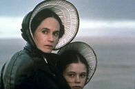 Das Piano – Als viktorianische Frauen sind Mutter Ada (Holly Hunter) und Tochter Flora (Anna Paquin) der streng behütete Besitz ihres Ehemanns, bzw. Stiefvaters.