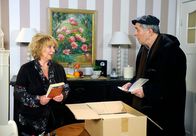 Rote Rosen – ARD ROTE ROSEN FOLGE 1222 Uhr im ERSTEN. Achim (Peter Rühring, r.) bedauert vor Erika (Madeleine Lierck-Wien, l.), dass er Ella das Paket nicht persönlich überreichen kann.