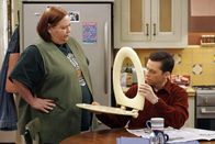 Two and a Half Men – Nicht nur Jake, sondern auch Alan (Jon Cryer, r.) bekommt von Berta (Conchata Ferrell, l.) Nachhilfe in Sachen Sauberkeit ...