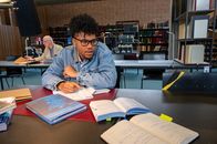 SOKO Stuttgart – Die Stuttgarter Stadtbücherei hat einige Dauergäste – so auch George Bakar (Nyamandi Adrian). Der Medizinstudent büffelt dort täglich für sein Medizinstudium. Als die Abteilungsleiterin der Stadtbücherei von der Treppe gestoßen wird und unmittelbar am Unfallort stirbt, zählt auch er zu den Tatverdächtigen. George behaupte, mit dem Opfer nichts zu tun gehabt zu haben, doch sagt der junge Mann die Wahrheit?