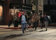 The Big Bang Theory – Nachdem Sheldon keine Karten mehr für die neue Version des Indiana Jones-Films "Jäger des verlorenen Schatzes" bekommen hat, klaut er die Filmrolle. Und schon ist eine aufgebrachte Meute, darunter auch Wil Wheaton (Wil Wheaton, vorne), hinter ihm und seinen Freunden her ...