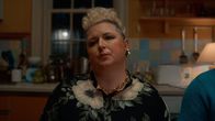 Extraordinary – Jens Mum (Siobhán McSweeney) wird Jens Freund Jizz vorgestellt. Sie wirkt nicht gerade begeistert und geht eher davon aus, dass Jizz Jen nur schwängern will.