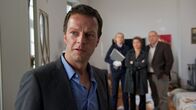 SOKO Wismar – Sven Herzog (Michael Härle, l.) ist verzweifelt. Haben die Entführer Sandra von Lüder als Faustpfand behalten, um ihn zu erpressen? Bis jetzt wurden keine Forderungen gestellt. Seine Kollegen Leena Virtanen (Li Hagman, 2.v.l.), Katrin Börensen (Claudia Schmutzler, 2.v.r.) und Jan Reuter Udo Kroschwald, r.) konfrontieren ihn mit der Vermutung, dass vielleicht Sandra von Lüder das Hauptziel der Entführer war. Doch warum wurde dann auch Sven Herzog entführt?
