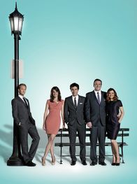 How I Met Your Mother – (7. Staffel) - Ein Blick zurück in die wilden Jahre von Ted (Josh Radnor, M.), Marshall (Jason Segel, 2.v.r.), Barney (Neil Patrick Harris, l.), Lily (Alyson Hannigan, r.) und Robin (Cobie Smulders, 2.v.l.) ...