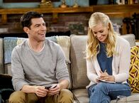 The Neighborhood – Dave Johnson (Max Greenfield, l.); Gemma Johnson (Beth Behrs, r.)