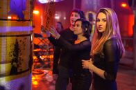 Die Bestimmung - Divergent – Tris (Shailene Woodley, r.), Christina (Zoë Kravitz, M.) und Peter (Miles Teller, l.) sind Rekruten der Fraktion der furchtlosen Ferox und müssen zahlreiche Prüfungen bestehen. Sie müssen das Kämpfen und mit ihren eigenen Ängsten umgehen lernen, bevor sie offizielle Mitglieder der Gruppe sein können. Schaffen sie das nicht, gelten sie als fraktionslos und werden aus der Gesellschaft ausgestoßen ...