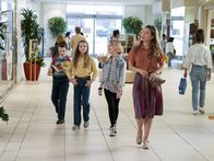Young Sheldon – L-R: Sheldon Cooper (Iain Armitage), Missy Cooper (Raegan Revord), Paige (Mckenna Grace) und Mary Cooper (Zoe Perry)