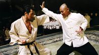 Jet Li's - Fearless – Huo (Jet Li, re.) trainiert gegen den Willen seines Vaters, um der beste Kung-Fu-Kämpfer von allen zu werden. Nach einer fatalen Auseinandersetzung, die seiner Familie das Leben kostet, kämpft er bei einem großen Turnier um seine Ehre. (Shidô Nakamura als Anno Tanaka, l.)