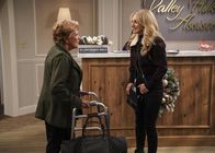 B Positive – Norma (Linda Lavin, l.); Gina Dabrowski (Annaleigh Ashford, r.)