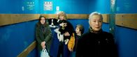 Tokio bebt – Alexandra (Karin Viard, M.) und ihre Kinder Camille (Nola Blossom, l.) und Victor (Simon Ayache, 2.v.l.) dürfen ihren Hund in einem japanischen Aufzug nicht absetzen.