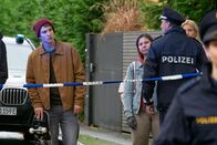 Der Alte – Unter die Schaulustigen am Tatort hat sich auch Nico "Krake" Bauer (Luke Matt Röntgen, l.) gemischt.