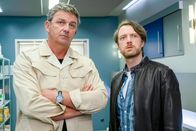 Der Bergdoktor – Gemeinsam mit Dr. Martin Gruber (Hans Sigl, l.) wartet Elias Jung (Maximilian Klas, r.) auf den Ausgang der OP seines Vaters.