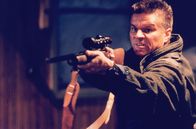 Die Jäger – Der Wilderer Tomme (Jarmo Mäkinen) versucht, sich den Weg freizuschießen.