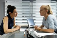 SOKO Wien – Gruppeninspektorin Penny Lanz (Lilian Klebow, r.) befragt Christina Bruckner (Genoveva Mayer, l.) über ihre Verbindungen zum toten Stanzl.