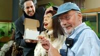 Löwenzahn Classics – Geschafft! Die Neandertalerin bekommt ein Gebiss vom Anthropologen (Matthias Diem, l.). Doch ist es auch das Richtige? Peter (Peter Lustig, r.) scheint da was verwechselt zu haben.